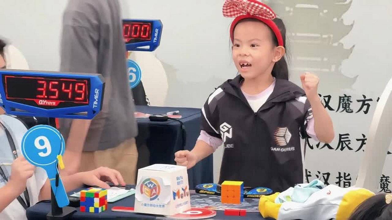 6 yaşındaki Lian Yunzhi, Rubik Küpü kadınlar rekorunu kırdı
