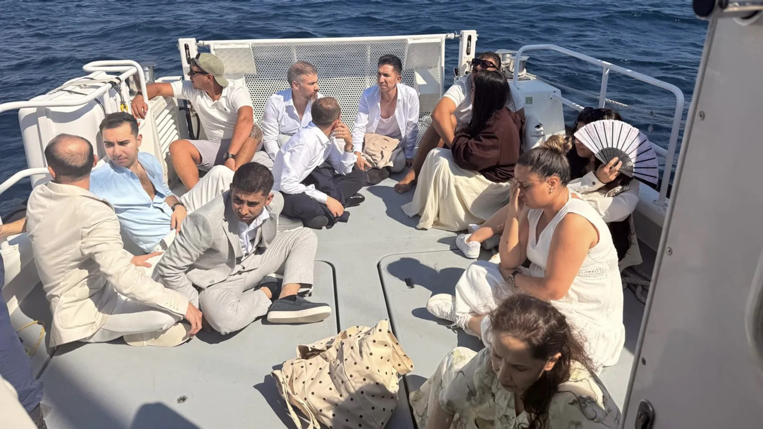 Dikkat Çekmemek İçin Şık Giyindiler: Yelkenli Teknede 14 Düzensiz Göçmen Yakalandı