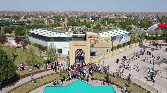 80 Binde Devri Alem Parkı yaz tatilinde yoğun ilgi gördü