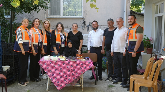85 yaşındaki Emine Kurt'a sürpriz doğum günü kutlaması