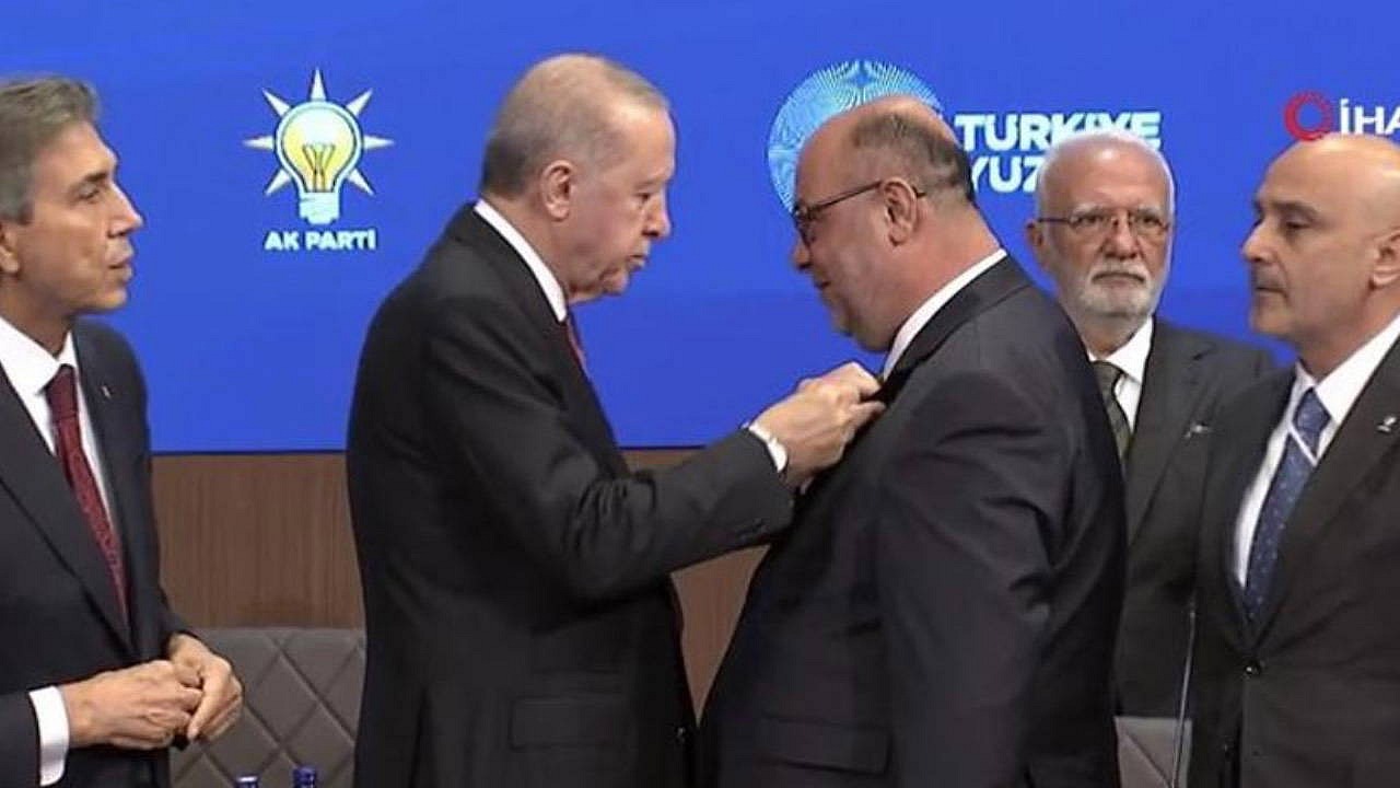 9 belediye başkanı AKP'ye katıldı, rozetleri Erdoğan taktı