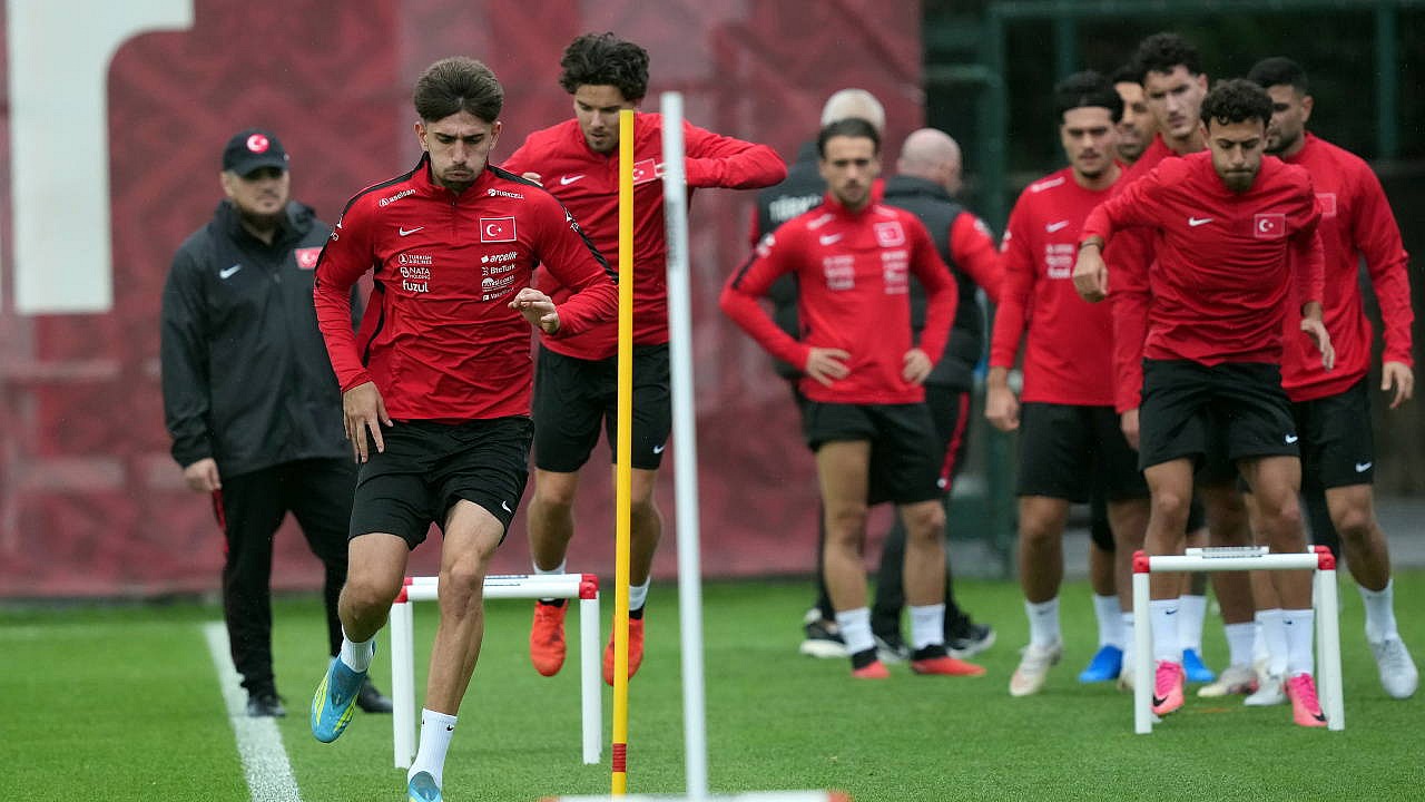 A Milli Futbol Takımı'nda iki oyuncu Belçika maçı öncesi yok