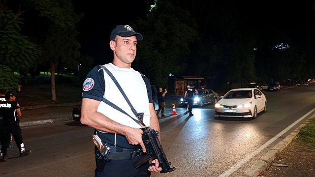 Adana'da huzur uygulamasında suçlular yakalandı