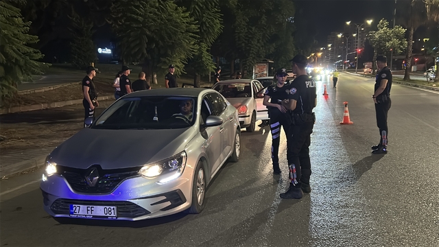 Adana'da 'Huzur ve Güven' denetiminde 1606 polis görev aldı