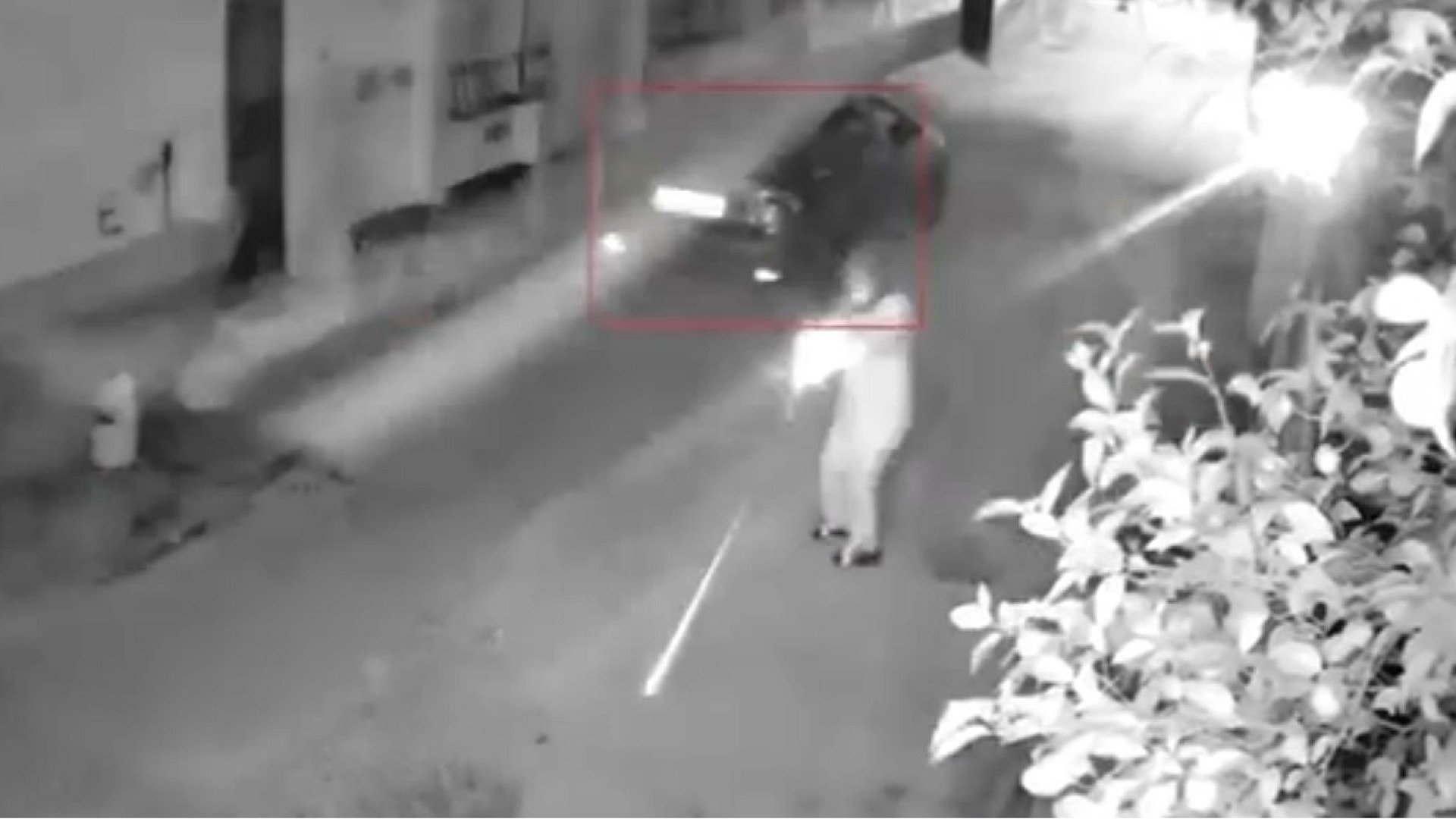 Adana'da motosikletli şüpheli evine saldırdı