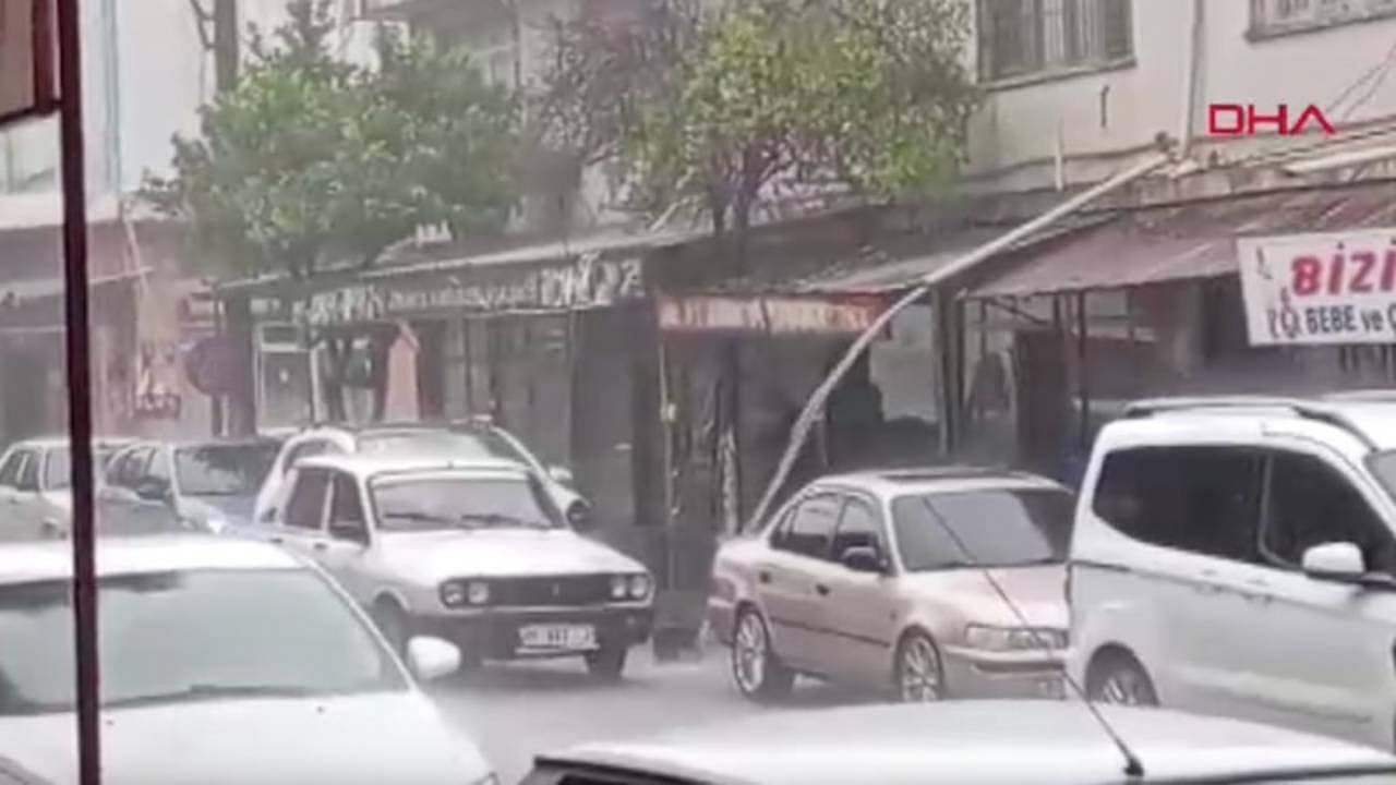 Adana'da sağanak yağış yaşamı olumsuz etkiledi