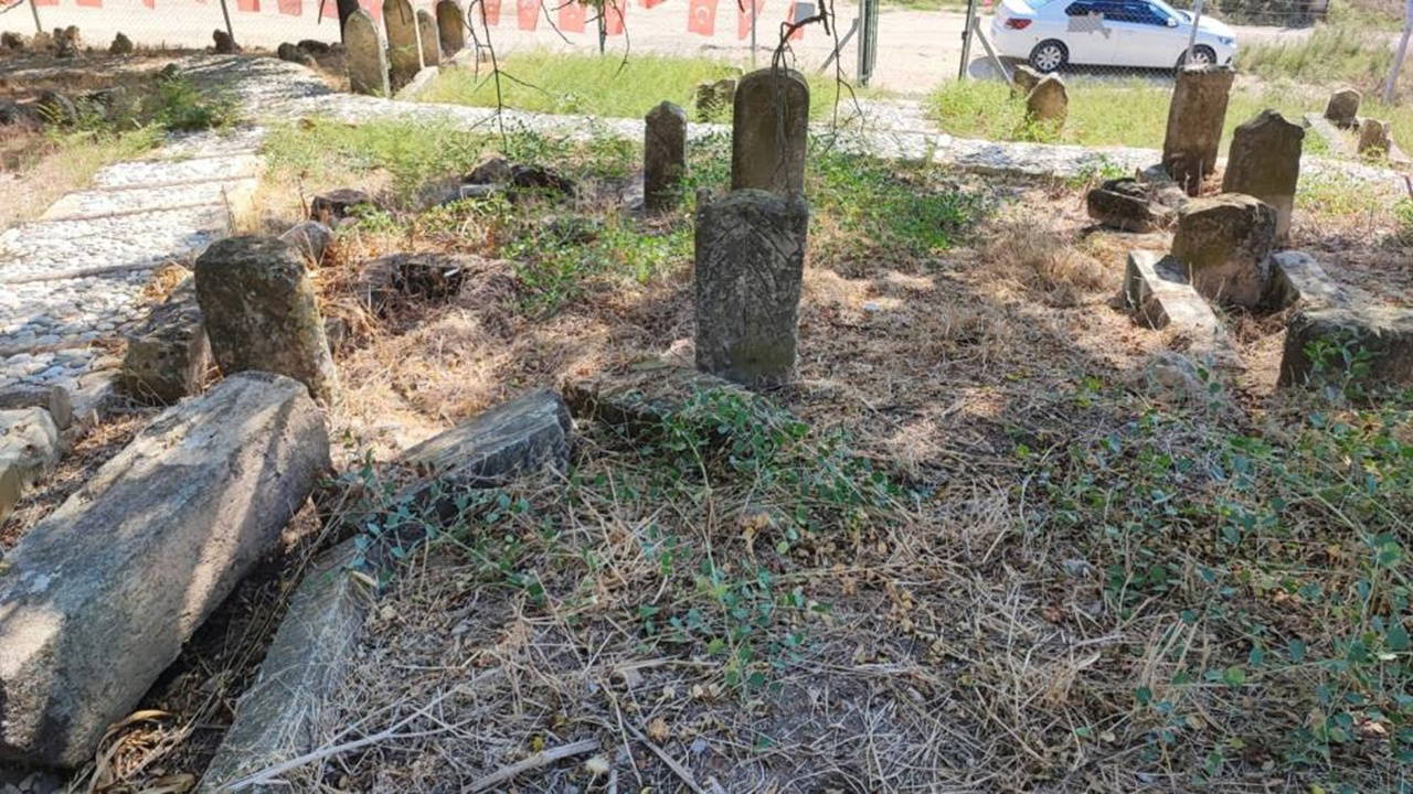 Adana'da tarihi mezarlıkta hırsızlık: taş kayboldu