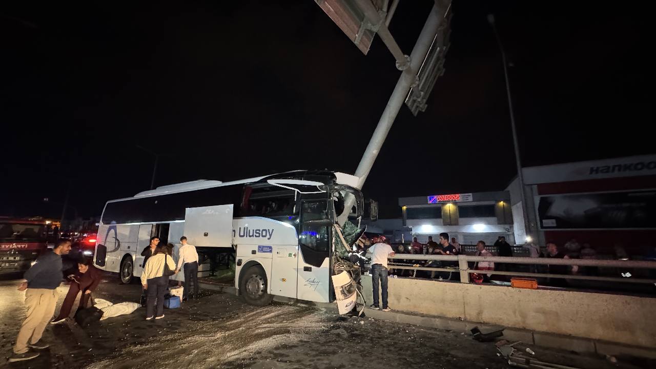 Adana'da yolcu otobüsü kaza yaptı: 11 yaralı