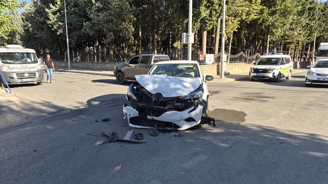 Adıyaman'da iki otomobil çarpıştı: 1 yaralı