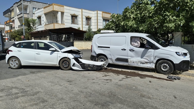 Adıyaman'da hafif ticari araç ile otomobil çarpıştı