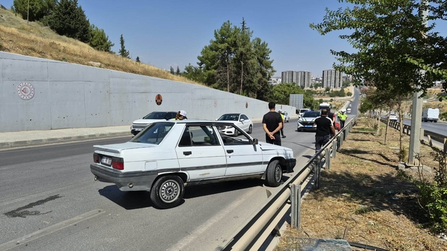 Adıyaman'da otomobil bariyerlere çarptı, 2 yaralı