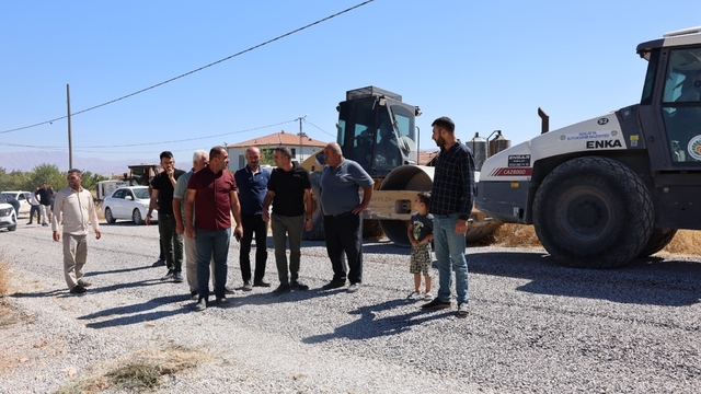 Akçadağ'da yol çalışmaları hız kesmeden devam ediyor