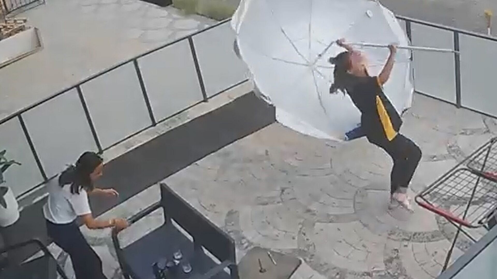 Aksaray'da fırtına, genç kızı şemsiyeyle sürükledi