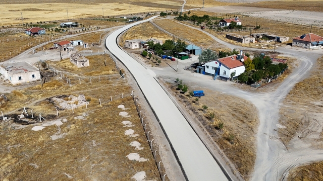 Aksaray'da köy yollarının asfalt çalışmaları sürüyor