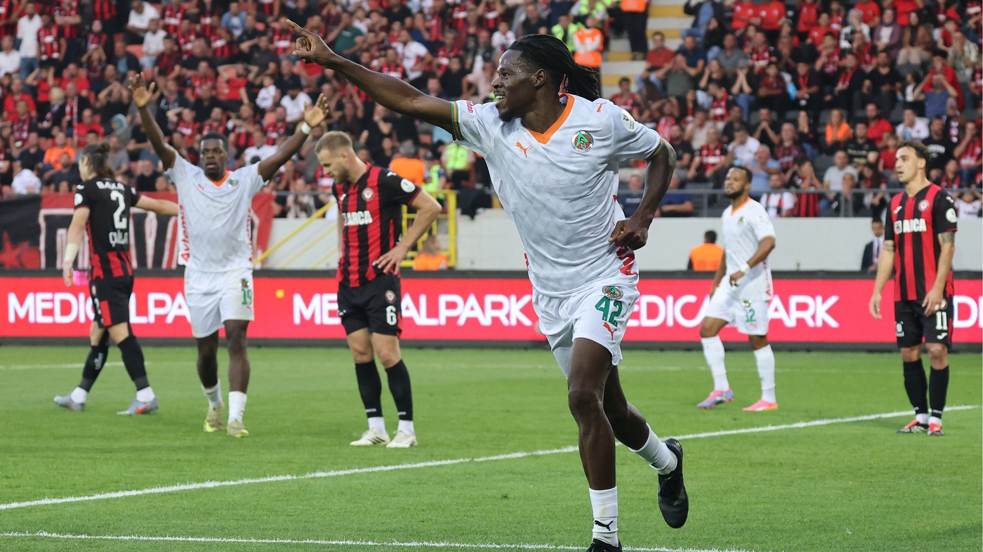 Alanyaspor, Çorum'da 2-1 galip geldi