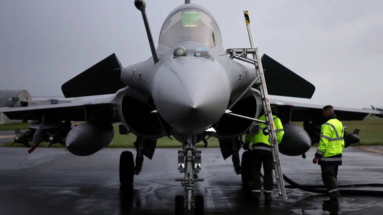 Almanya'da F16 savaş uçağı düştü: Pilot yaralı