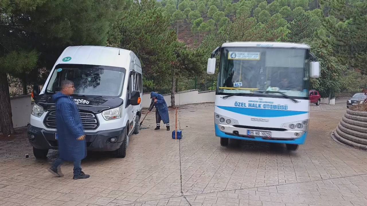 Amasya'da halk otobüsü ile öğrenci minibüsü çarpıştı