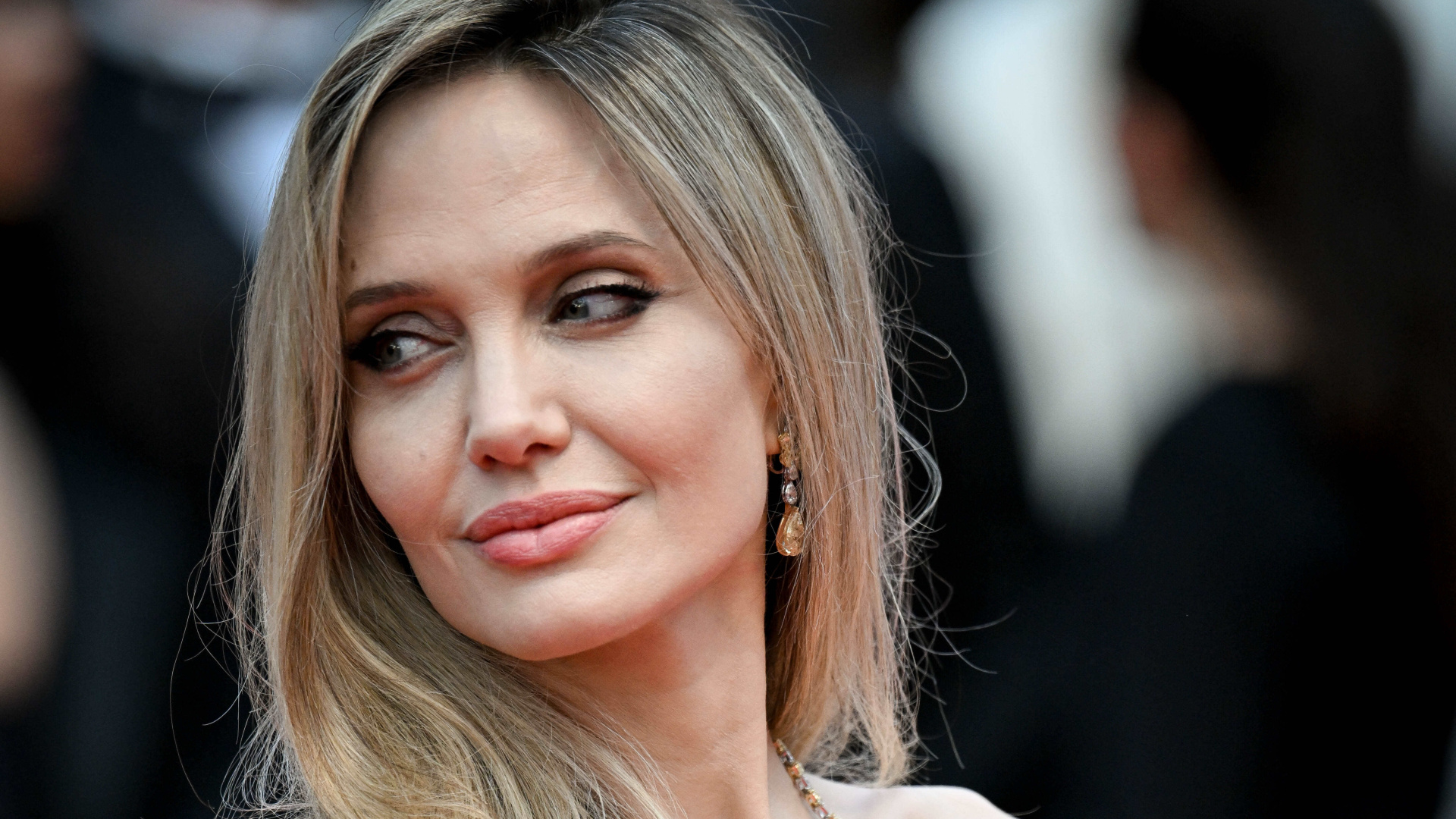 Angelina Jolie, Ukrayna'da çocuklarla bir araya geldi