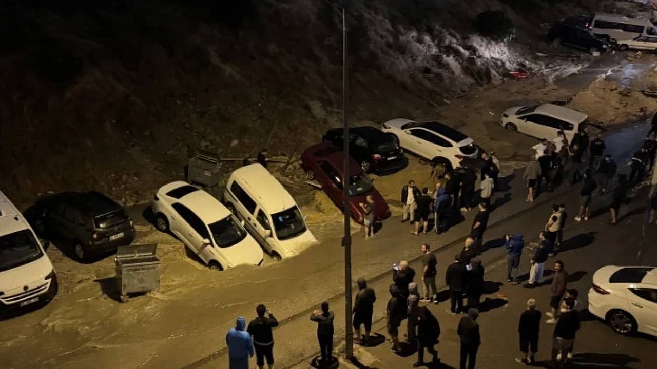Ankara'da sağanak sonrası yol çökmesi: Araçlar hasar gördü