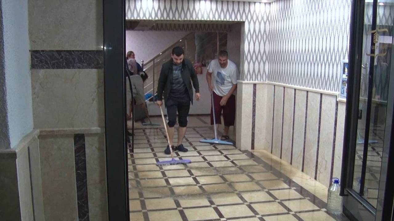 Ankara'da sağanak yağış etkili oldu, binaları su bastı
