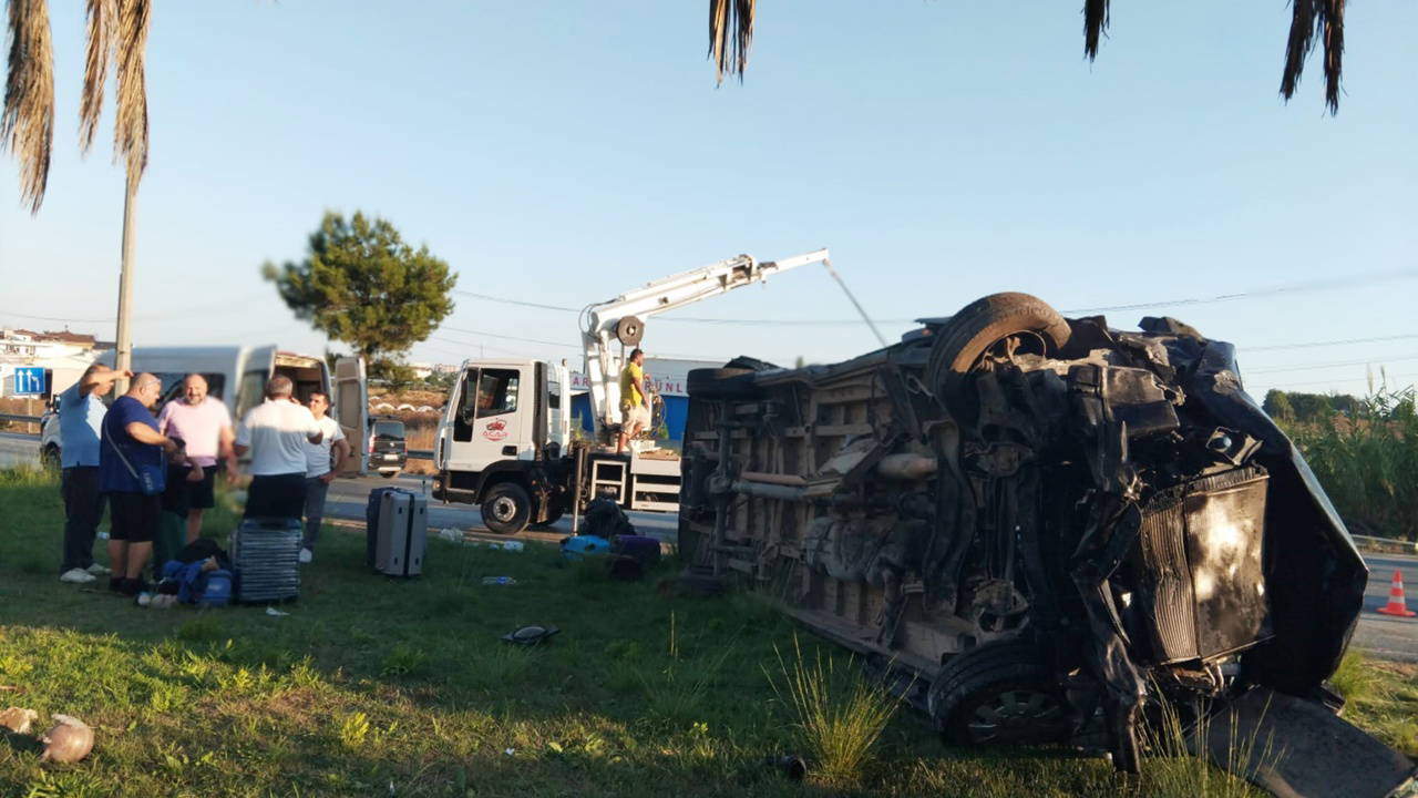 Antalya'da 3 aracın karıştığı kazada 15 kişi yaralandı