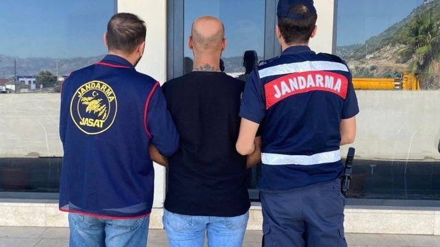 Antalya'da jandarma aranan şahıslara operasyon düzenledi