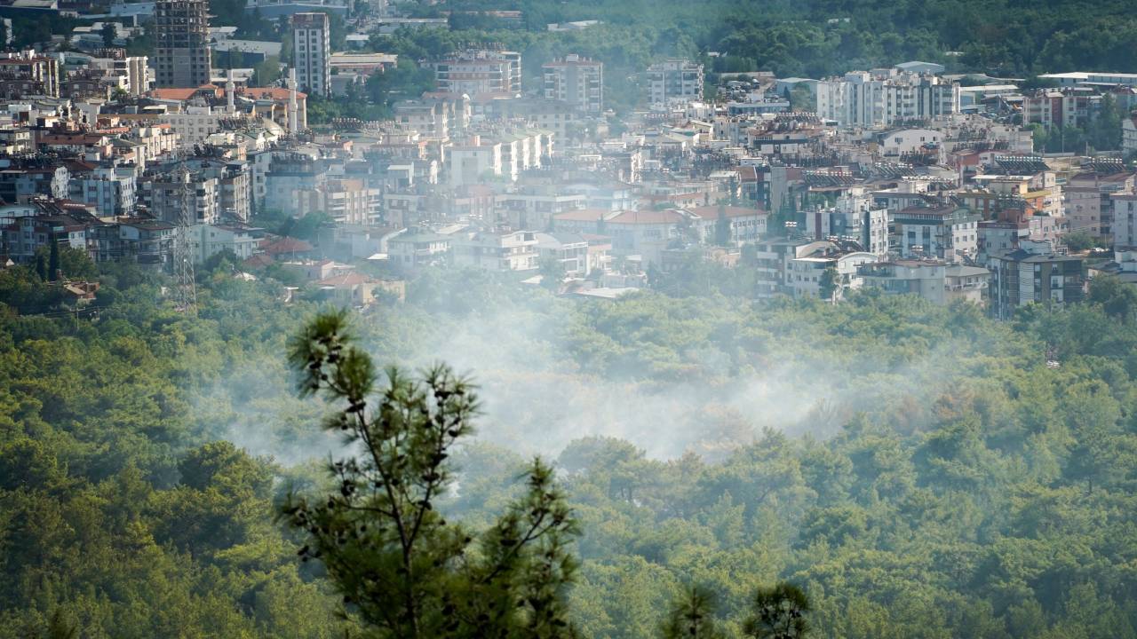 Antalya'da orman yangınına müdahale sürüyor