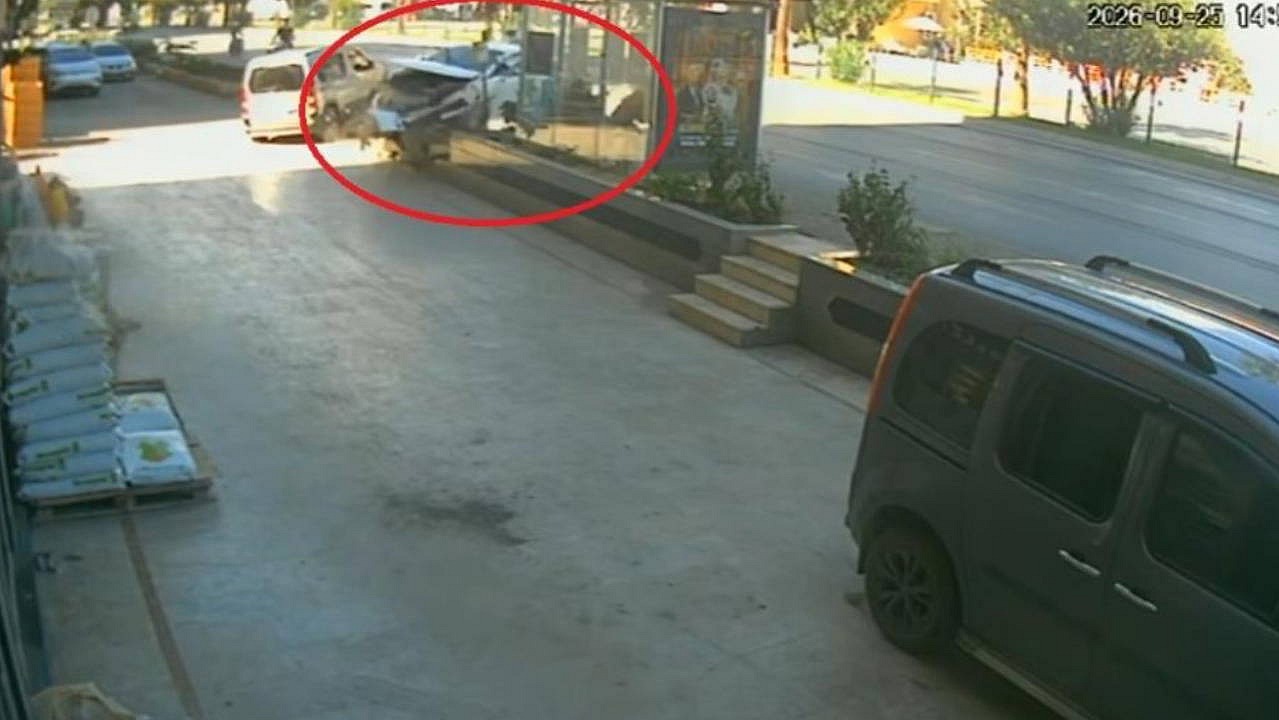 Antalya'da otomobil yayaya çarptı, durağa daldı: 3 yaralı