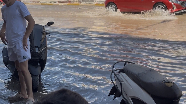 Antalya'da su borusu patladı, caddeyi gölete çevirdi