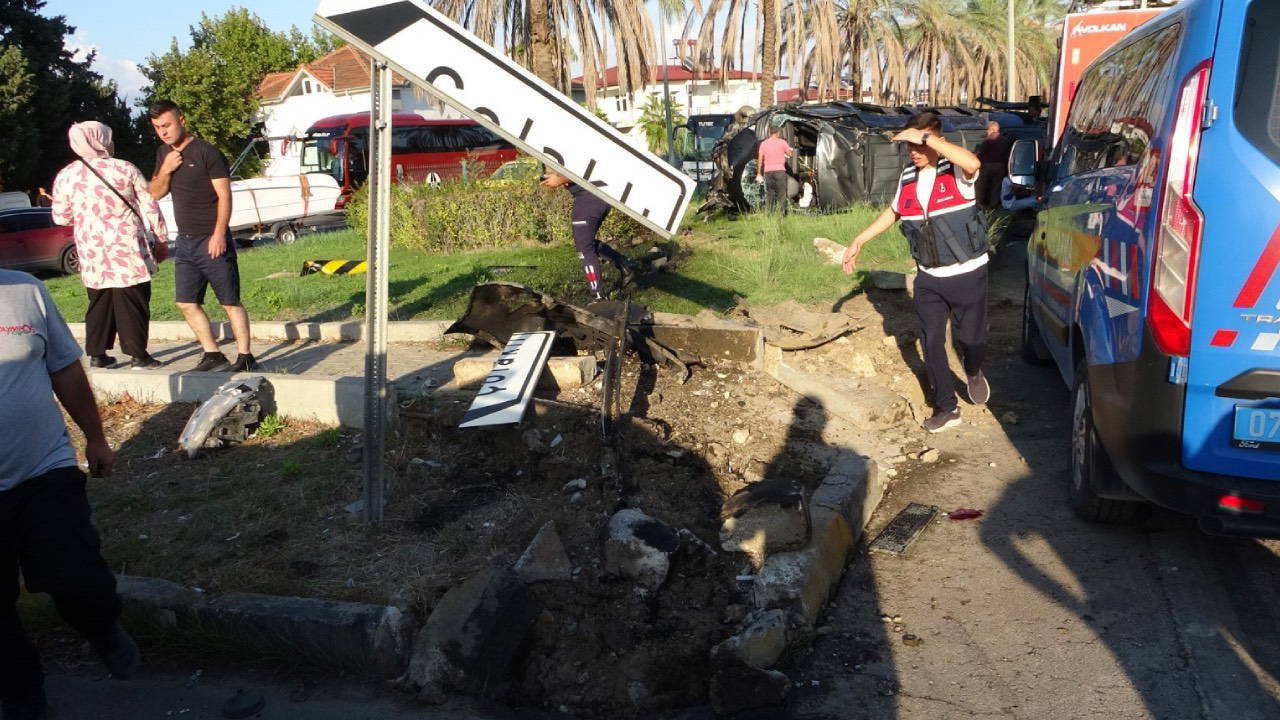 Antalya'da turistleri taşıyan minibüs kaza yaptı, 15 yaralı