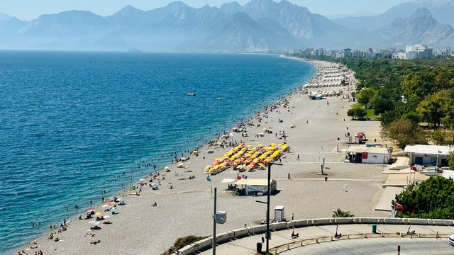 Antalya sahillerinde yazdan kalma yoğunluk yaşanıyor