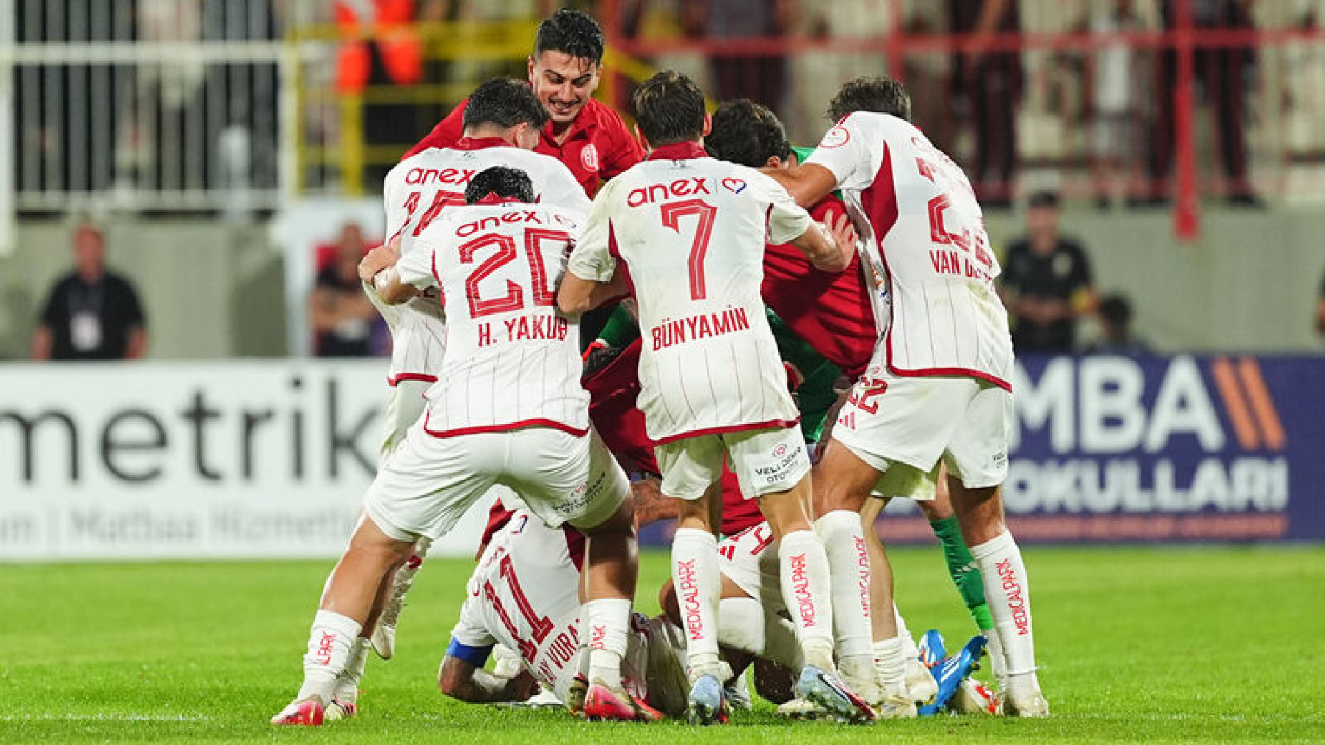 Antalyaspor, Ümraniyespor'u son dakikada mağlup etti