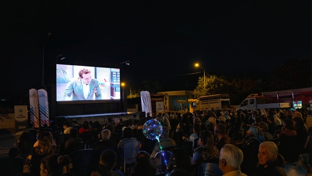 Arguvan'da gezici sinema tırı film gösterimi yaptı
