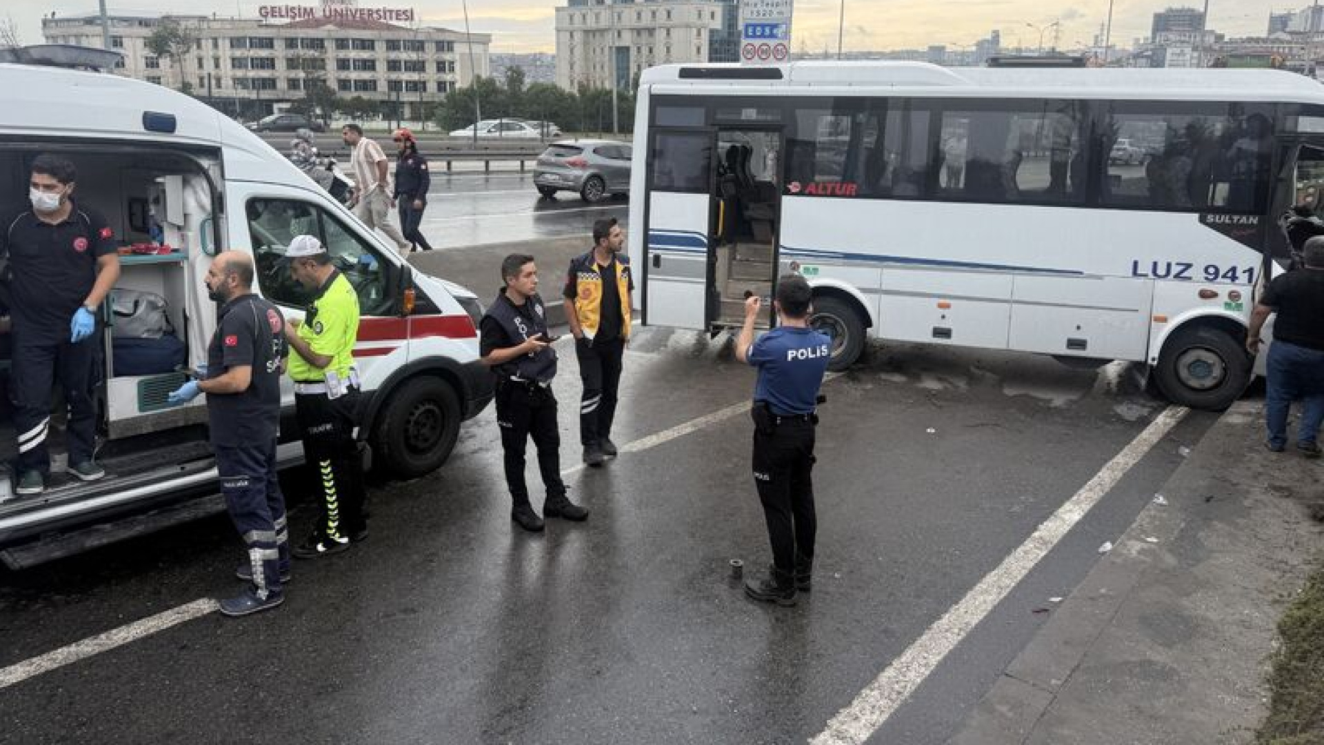 Avcılar'da D-100 Karayolu'nda midibüs kaza yaptı