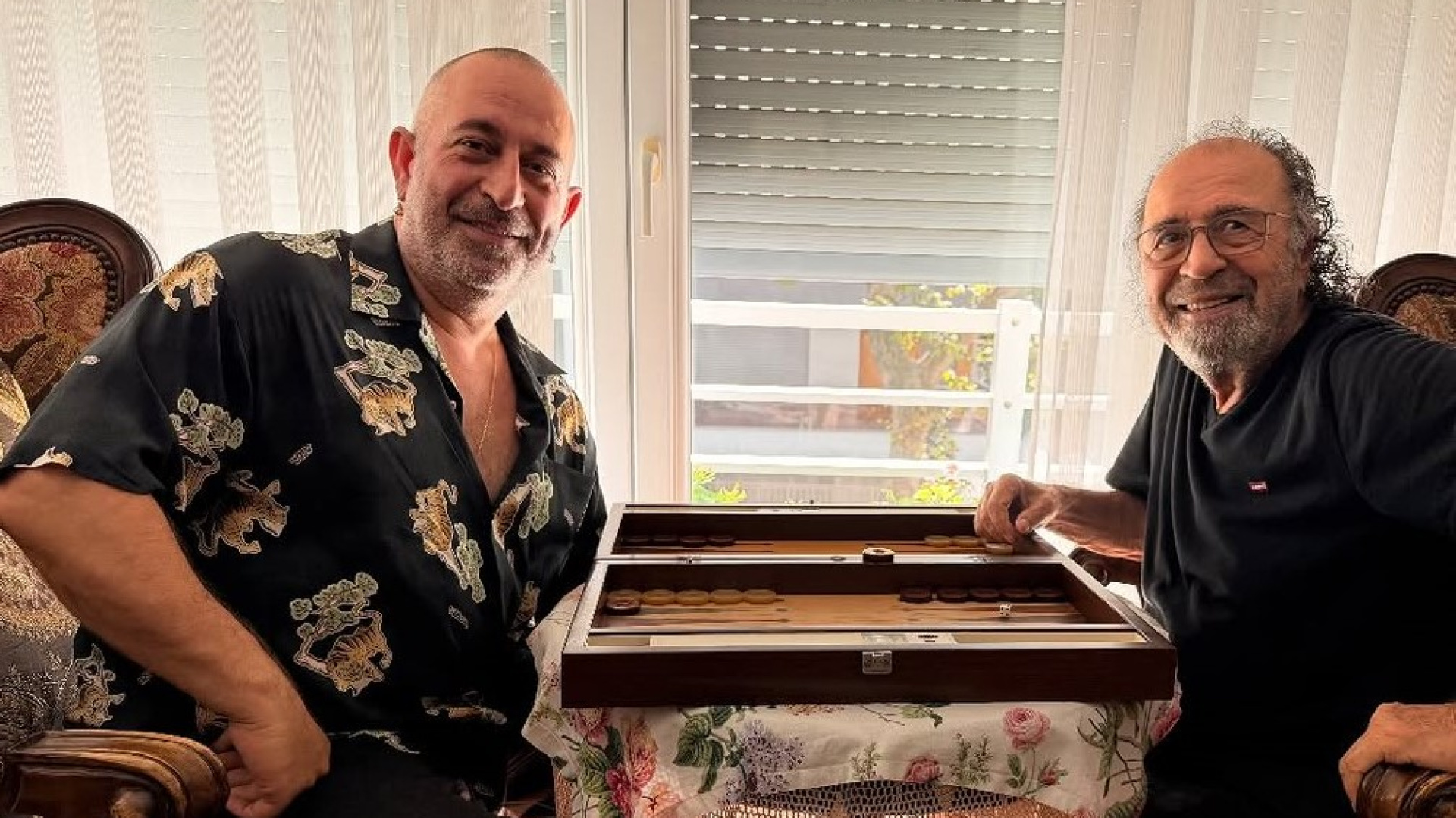 Cem Yılmaz, babasıyla tavla oynadı