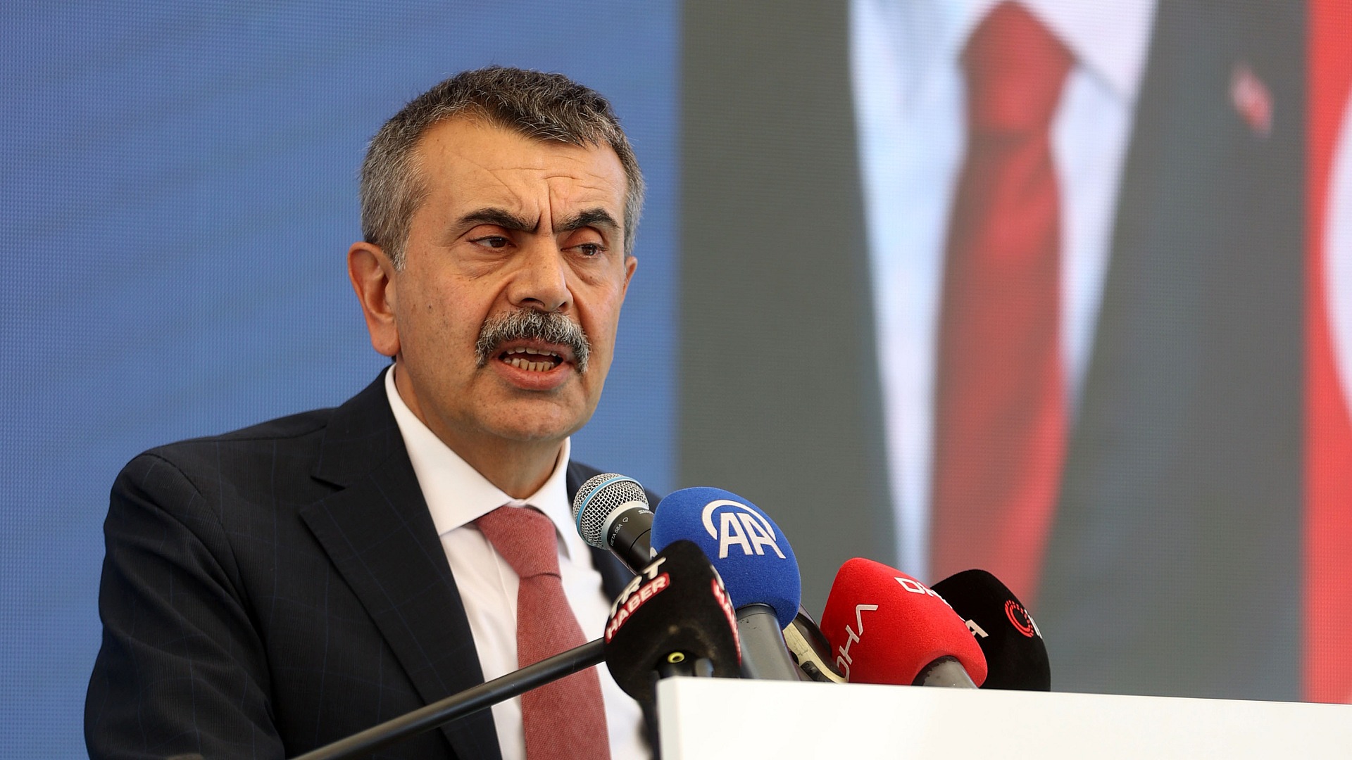 Bakan Tekin, öğretmenler için önlük şartını değerlendirdi
