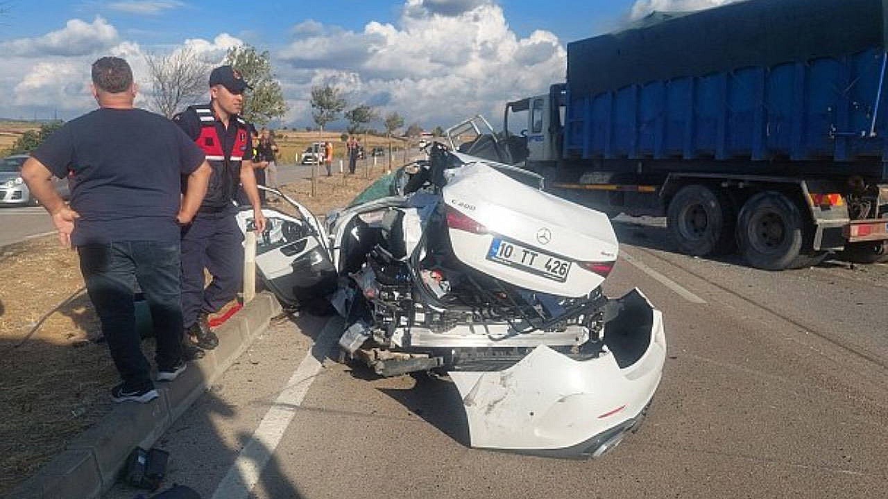 Balıkesir'de trafik kazası: Anne ve kızı hayatını kaybetti