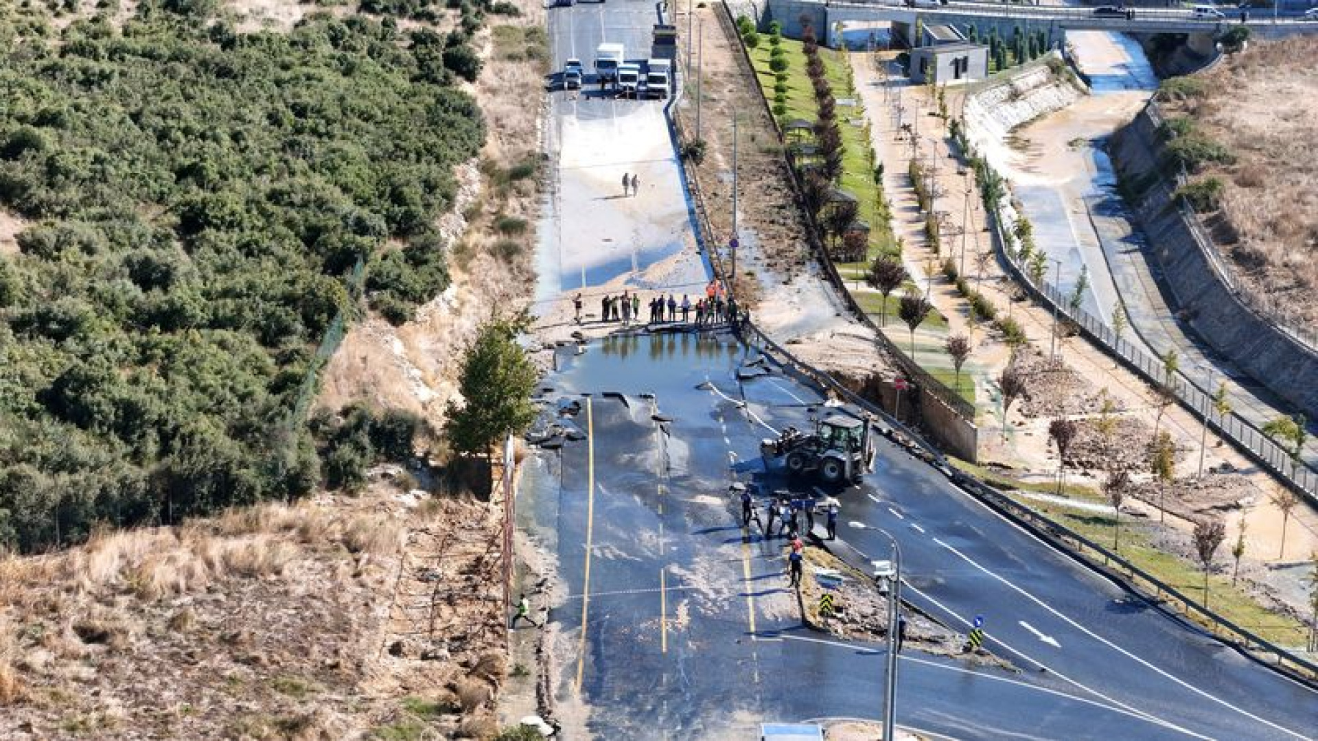 Başakşehir'de boru patladı, su baskını nedeniyle yol çöktü