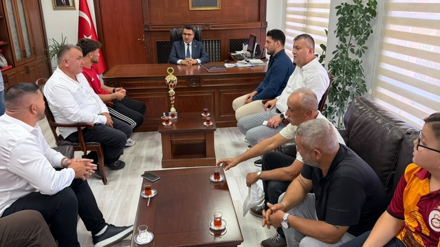 Başarılı güreşçiler Alaplı Kaymakamı Selçuk Köksal’ı ziyaret