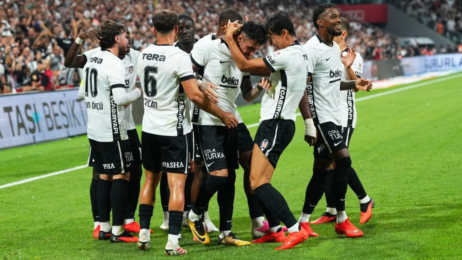 Beşiktaş, Erzurumspor'u 3-0 yenerek liderliğe yükseldi