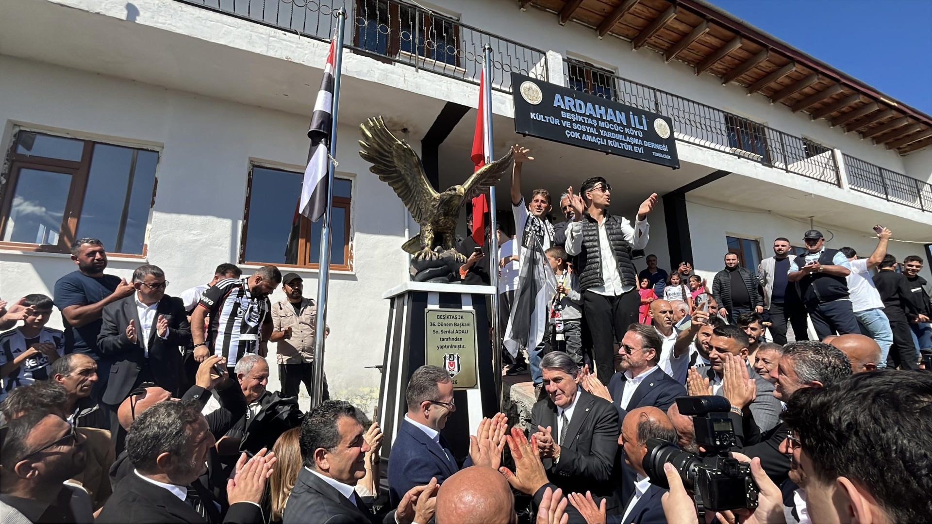 Beşiktaş'ın kartalı Ardahan köyünde heykel oldu