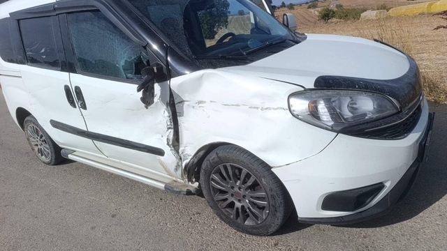 Bilecik'te hafif ticari araca çarpan motosiklet yaralandı