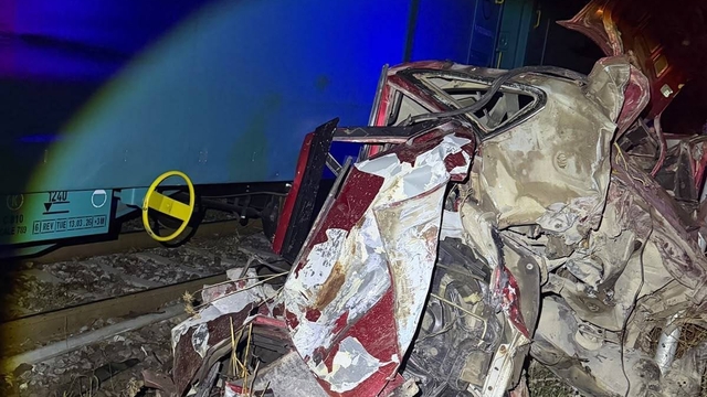 Bilecik'te yük treni, lastiği patlayan otomobile çarptı