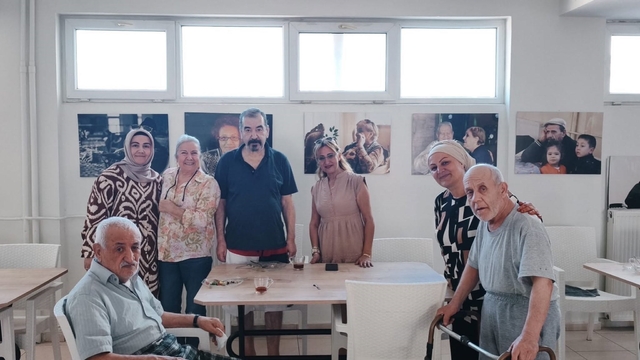 Burhaniye'de muhtar Yasemin Kozan'dan huzurevi ziyareti