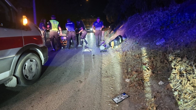 Bursa'da motosiklet direğe çarptı: 2 ağır yaralı