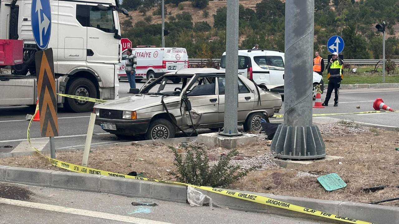 Çanakkale'de yolcu otobüsü ve otomobil çarpıştı: 2 ölü
