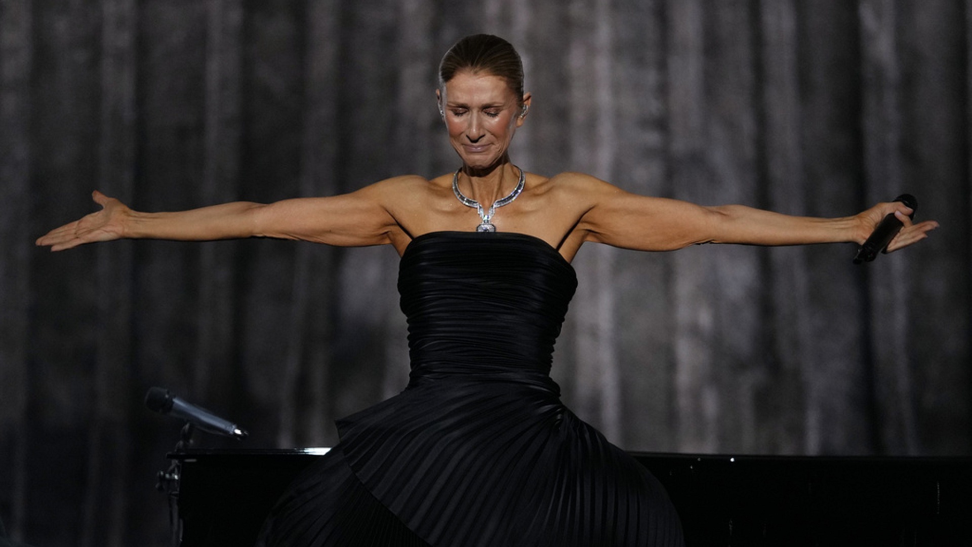 Celine Dion, Paris'te duygusal dönüş konseri verdi