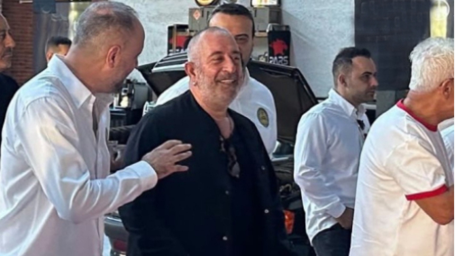 Cem Yılmaz, sağlık sorunları sonrası baston kullanıyor