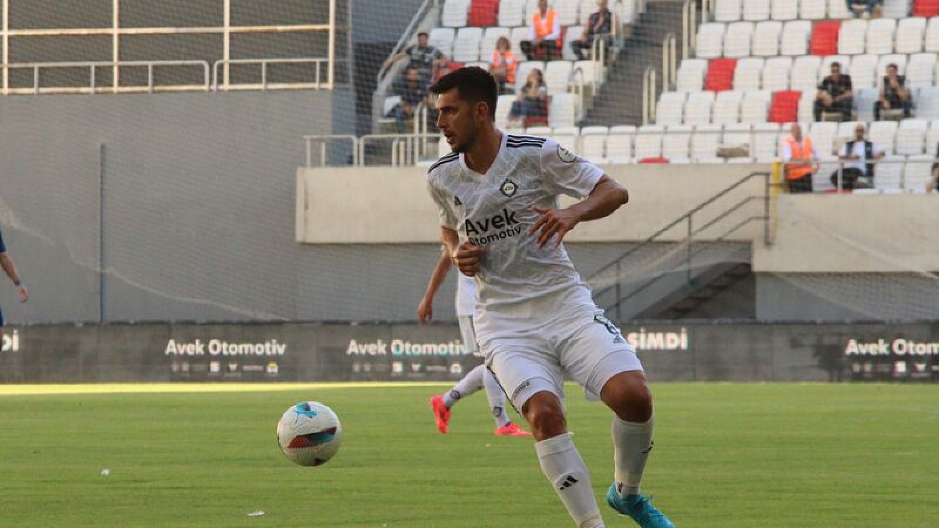 Ceyhun Gülselam profesyonel futbol kariyerine veda etti