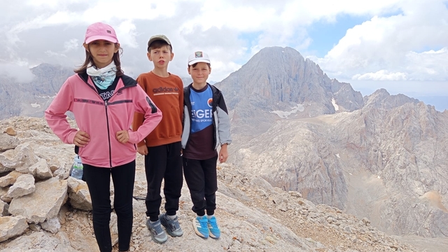 Çocuk dağcılar, Aladağlar'da 3 bin 587 metreye tırmandı